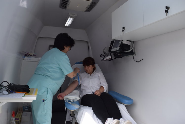 По инициатива на Ротари клуб Кърджали мерят безплатно кръвната захар