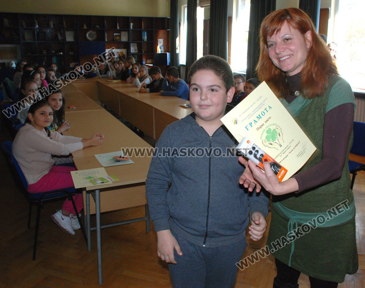 Димитър Христов получава наградата си от директорът на МЛадежкия център Жанета МАтанова