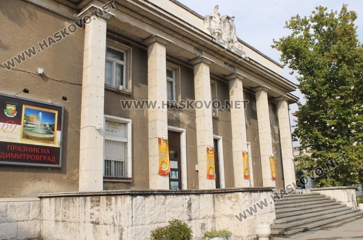 Покани за фестивала могат да бъдат закупени от читалище "Христо Ботев"