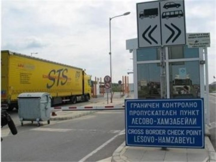 Шестима митничари от Лесово остават в ареста