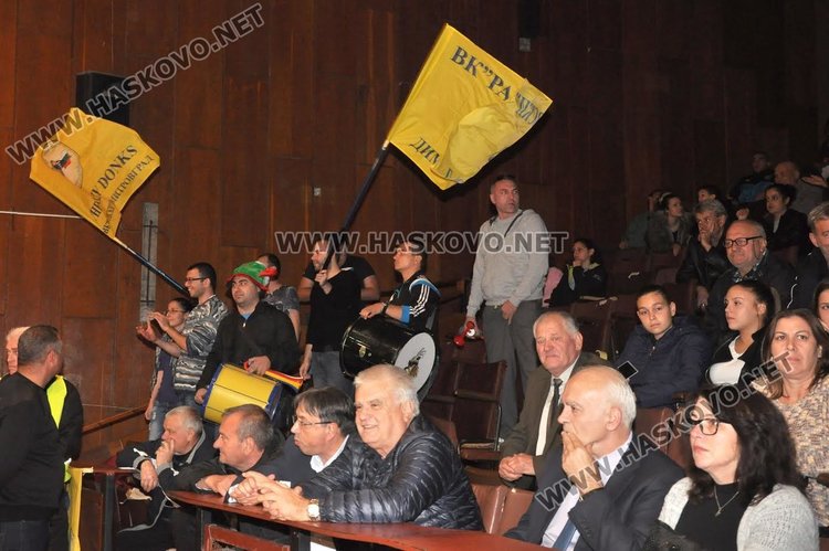 За победата на "Раковски" над ЦСКА помогнаха и множеството фенове, дошли в зала "Младост"