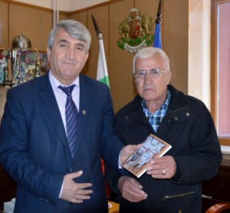 Поетът Дурхан Али подари най-новата си книга на читалищата в Чернооченско 