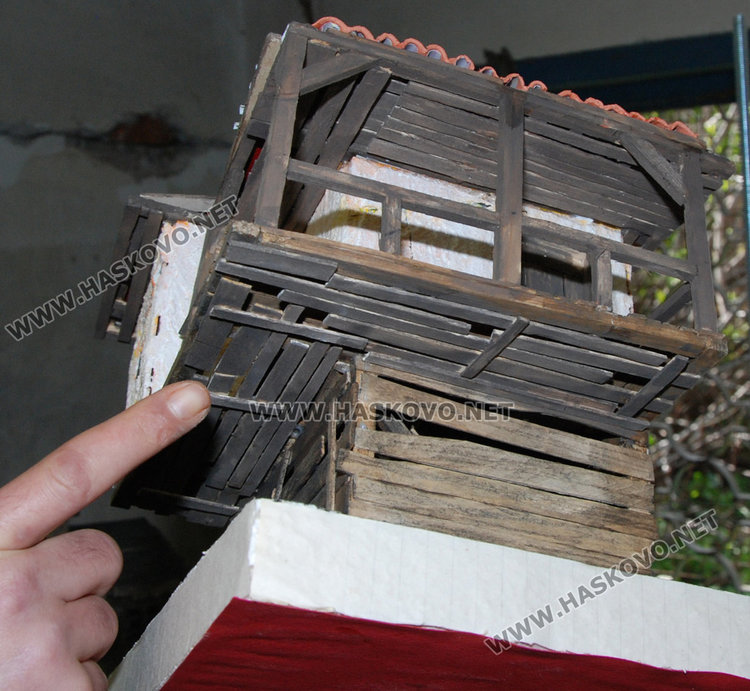 Самоук майстор строи мини родопски къщи, мечтае да си върне зрението