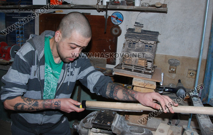 Самоук майстор строи мини родопски къщи, мечтае да си върне зрението