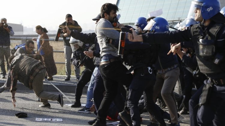 Турски учени и студенти излязоха на протест в Истанбул срещу чистките