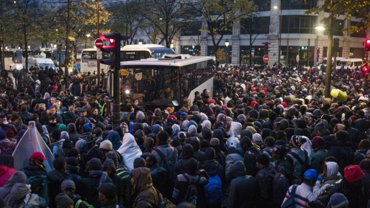 Полицията в Париж разчиства бежанския лагер "Сталинград"