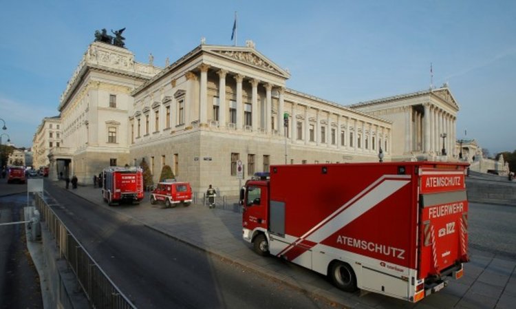Горя покривът на австрийския парламент
