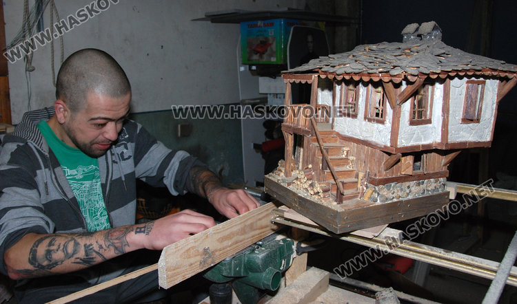 Самоук майстор строи мини родопски къщи, мечтае да си върне зрението