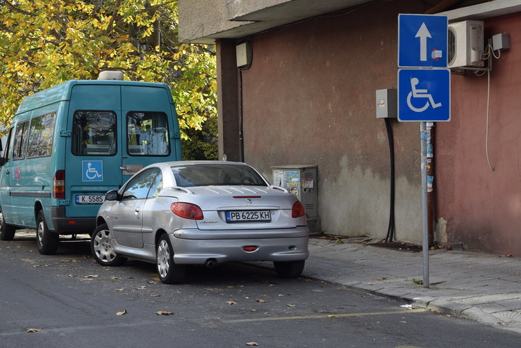 „Майна” отнесе псувни и стикер „Извинете ме,че съм простак”,вместо глоба в Кърджали