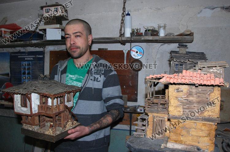 Самоук майстор строи мини родопски къщи, мечтае да си върне зрението