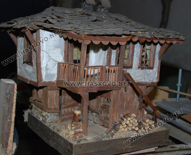 Самоук майстор строи мини родопски къщи, мечтае да си върне зрението