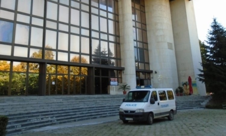 Жалба в РИК Хасково: трикольорът и знамето на ЕС в плакат на ДПС