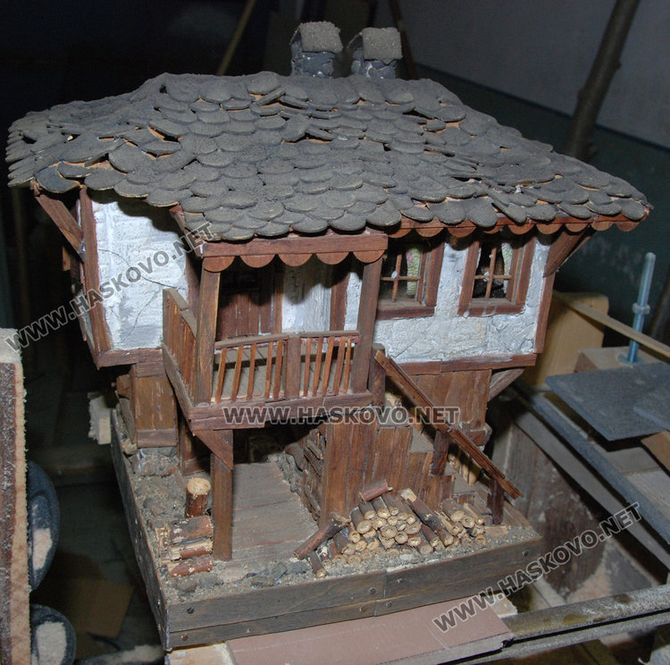 Самоук майстор строи мини родопски къщи, мечтае да си върне зрението