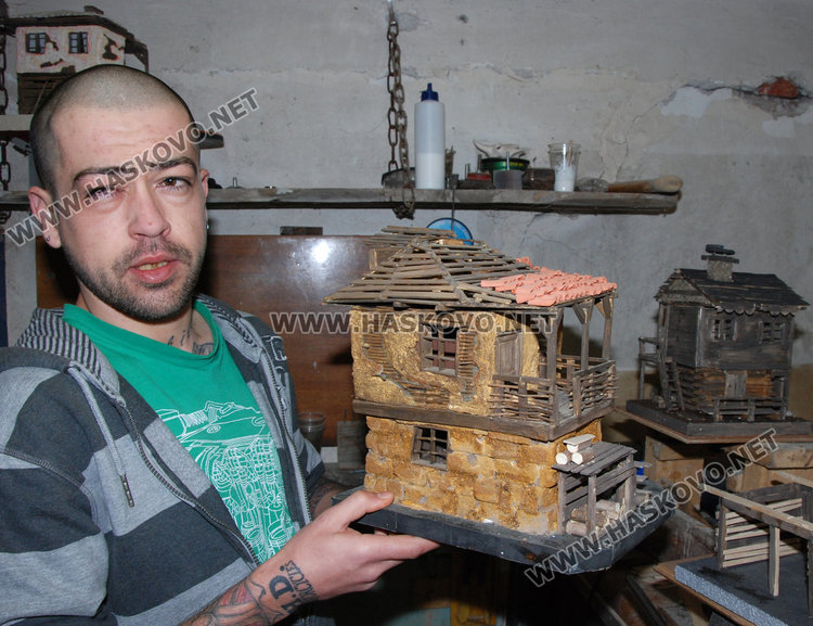 Самоук майстор строи мини родопски къщи, мечтае да си върне зрението