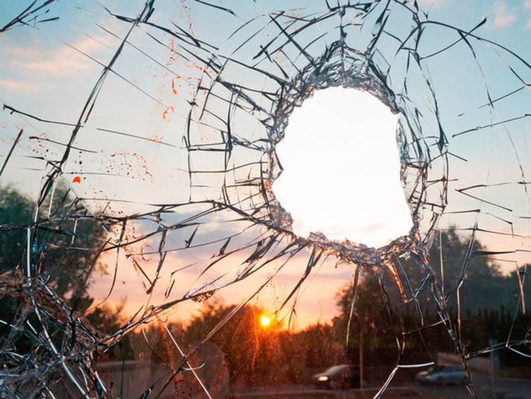 Хлапак строши стъклата на школото в Широко поле