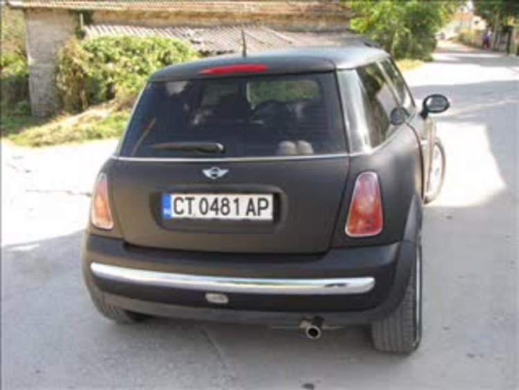 Миникупър се обърна по таван във „Възрожденци“ ,зяпачи го изправиха на колела