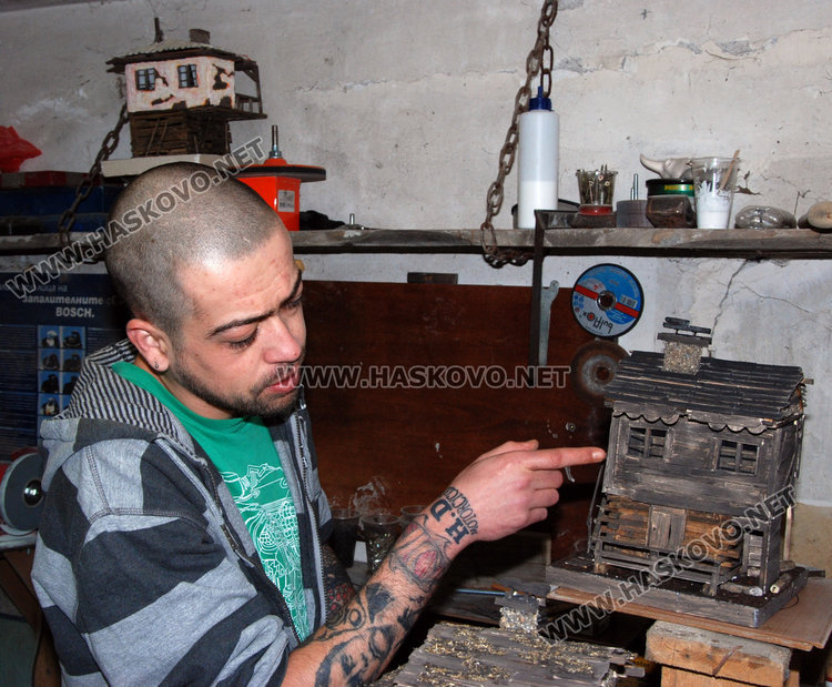 Самоук майстор строи мини родопски къщи, мечтае да си върне зрението