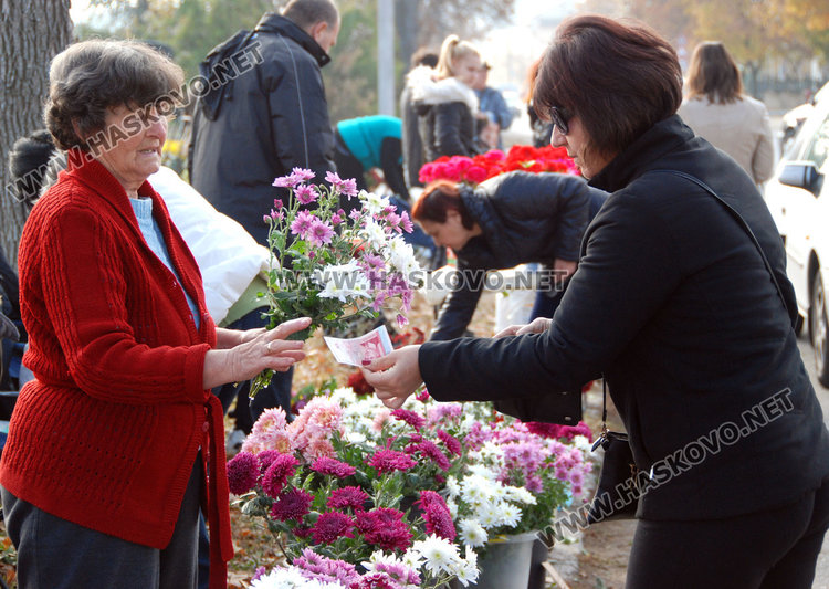 Архангелова задушница е, почитаме паметта на починалите близки