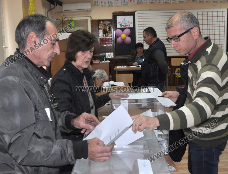 Опашки пред урните, над 10 000 в Хасково гласуваха до 10 ч.