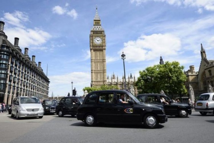 Огромен наплив: 150 души чакат да гласуват в секция в Лондон