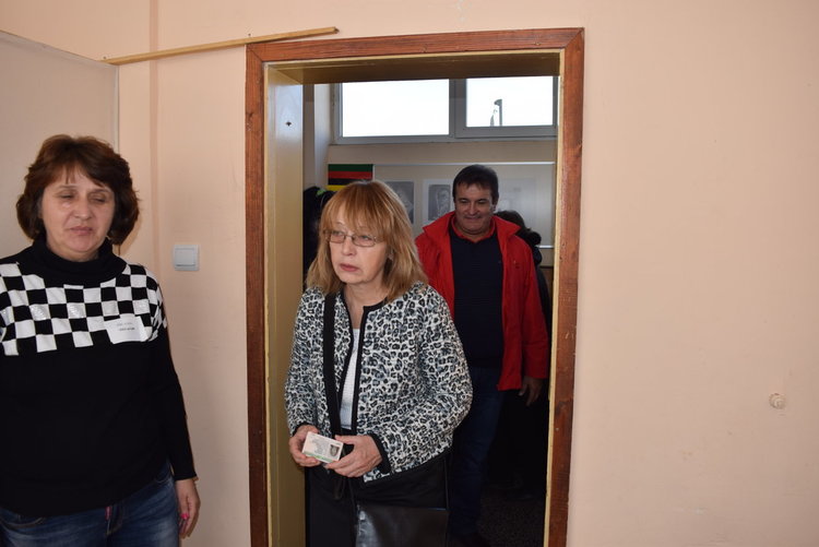 Багдасаров и Караянчева гласуваха в една секция,но за различни каузи