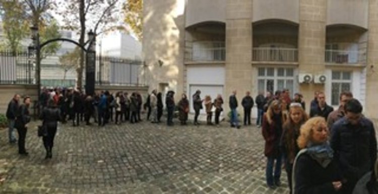 В Париж чакат по 2 часа, за да гласуват  