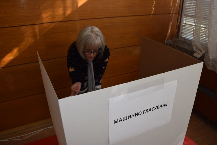 Багдасаров и Караянчева гласуваха в една секция,но за различни каузи