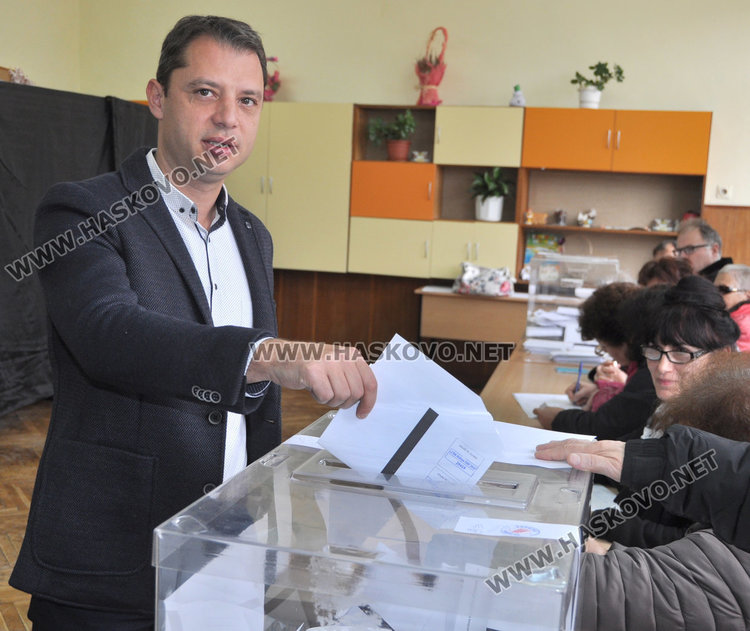  Добрев с празна бюлетина за референдума заради съмнение, че въпросите са коректни