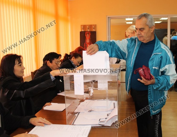 Отчетоха 9% избирателна активност в община Димитровград до 10 часа