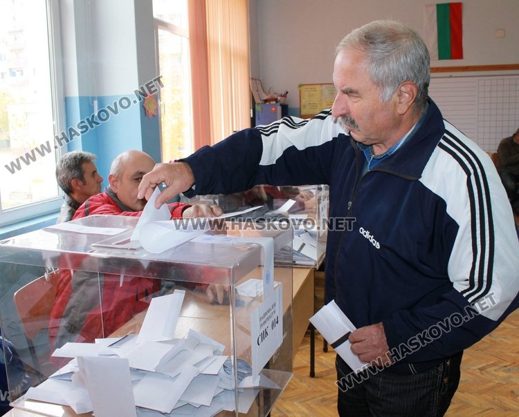 13 041 души до 13 часа са гласували за президент