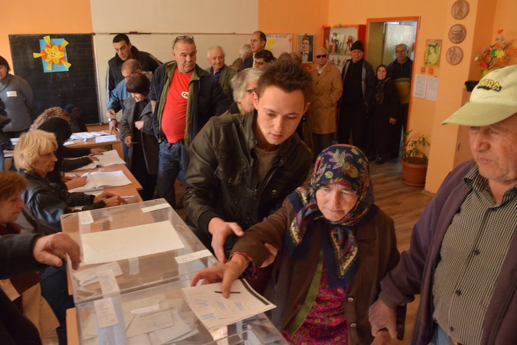 15000 гласуваха в Турция,опашки в квартал „Авджилар”