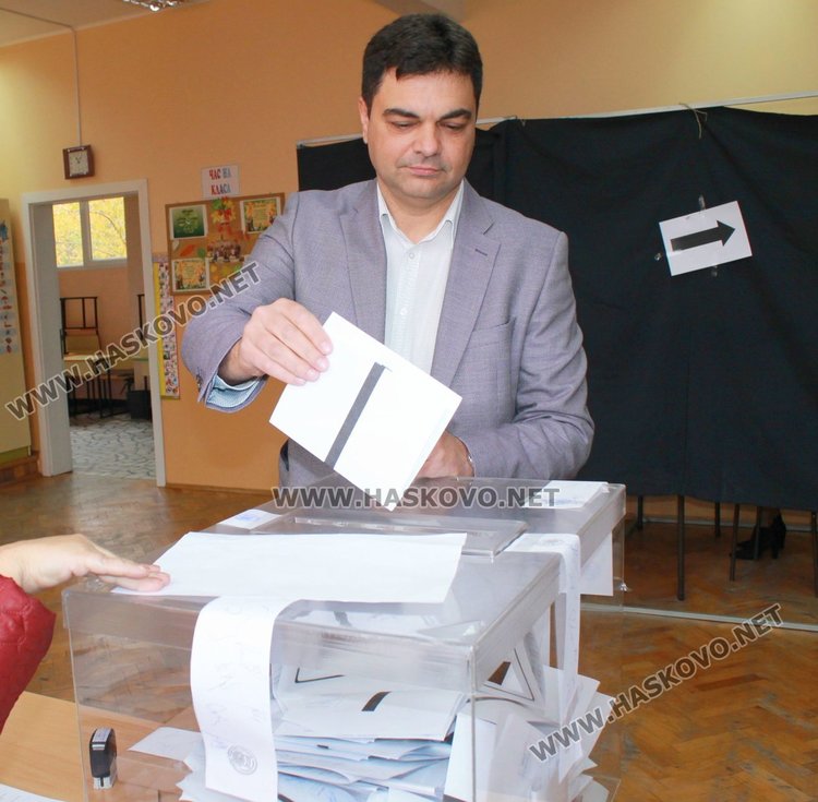 Кметът Иво Димов гласува в 11 часа днес в секция №15 в ОУ "Алеко Константинов"