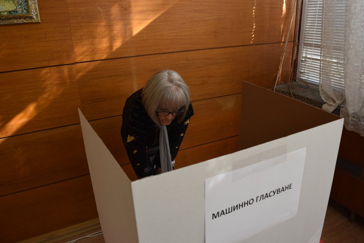 46 552 от избирателите в областта са гласували за президент към 13 часа