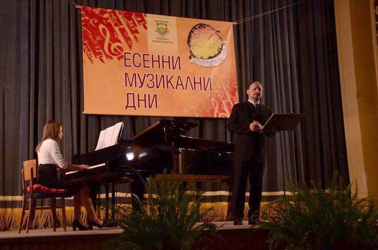 В програмата ще участва гостувалият наскоро италиански тенор Симоне Анджиппи, който изнесе концерт в кино "Химик"