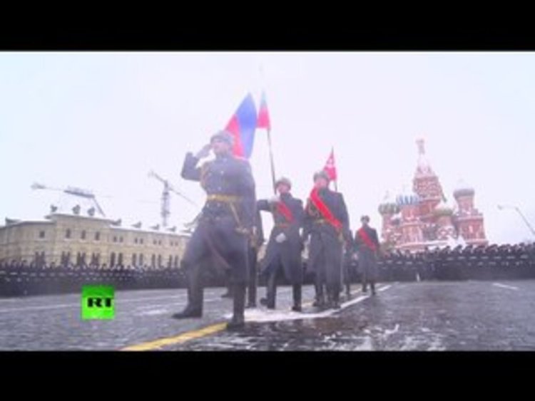 Показаха бойни реликви на парада за 7 ноември в Москва