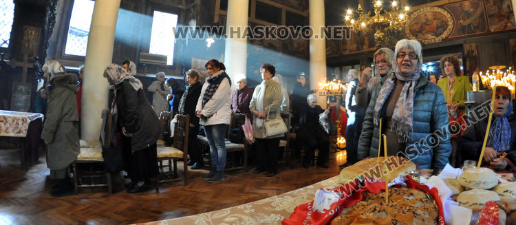 Празникът на Свети Архангел Михаил събра десетки миряни в храма