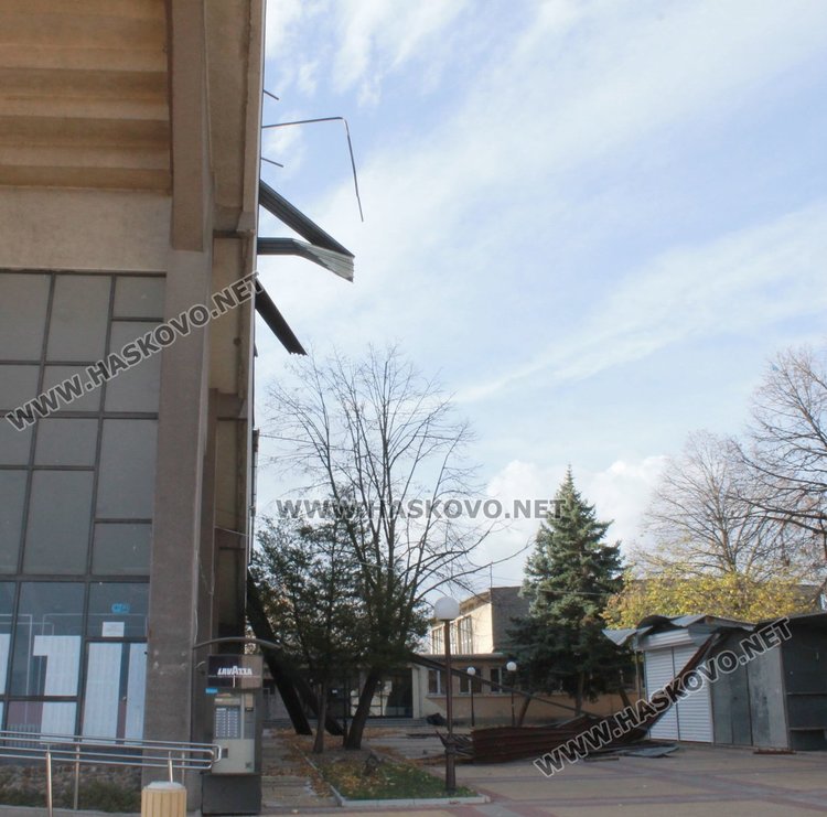 Опасни ламарини надвиснаха от покрива на Спортната зала в Димитровград