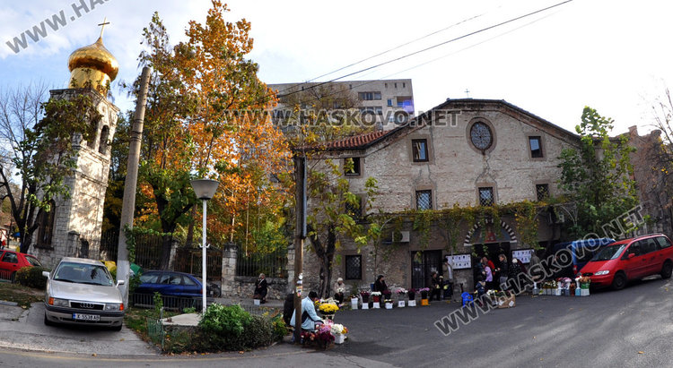 Празникът на Свети Архангел Михаил събра десетки миряни в храма