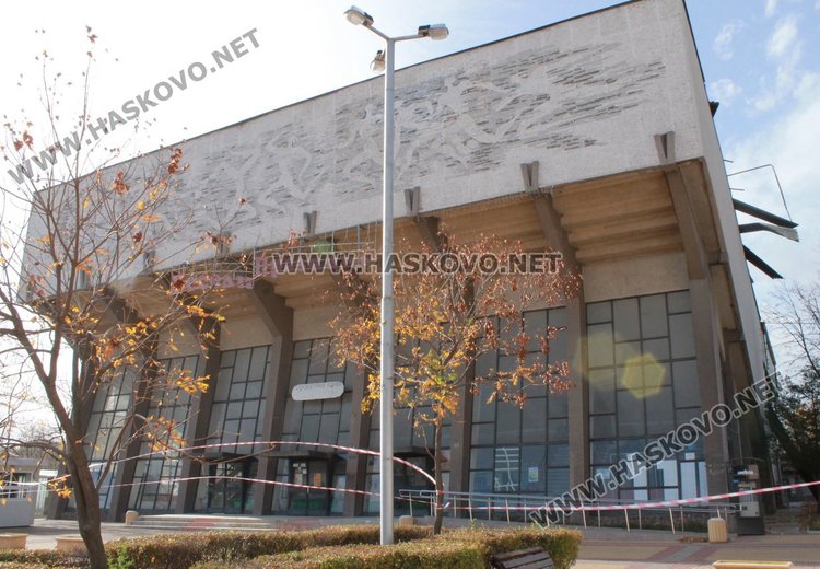 Силният вятър отнесе част от покрива на Спортната зала