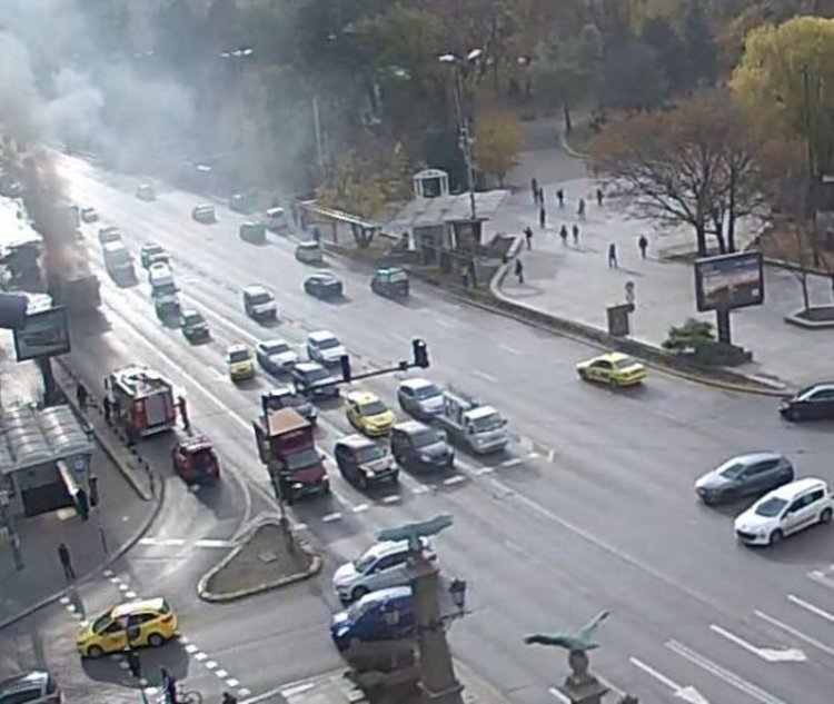 Автобус горя като факла на Орлов мост, няма пострадали