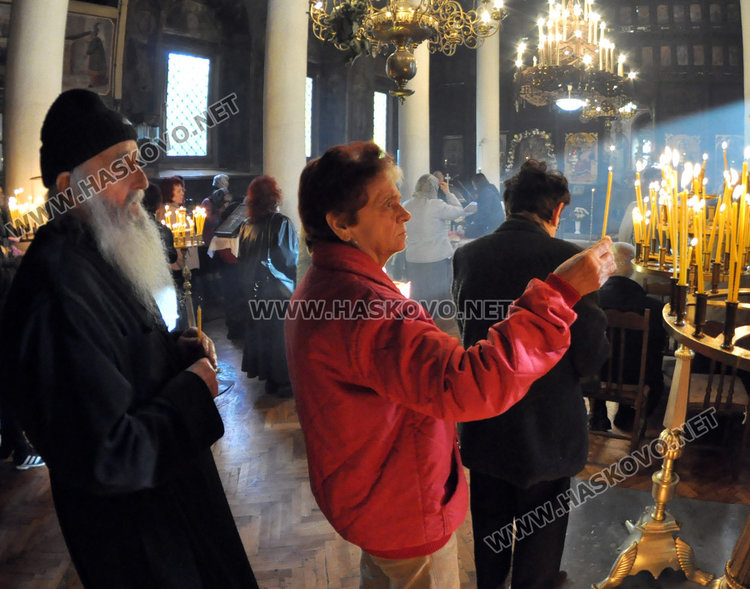 Празникът на Свети Архангел Михаил събра десетки миряни в храма