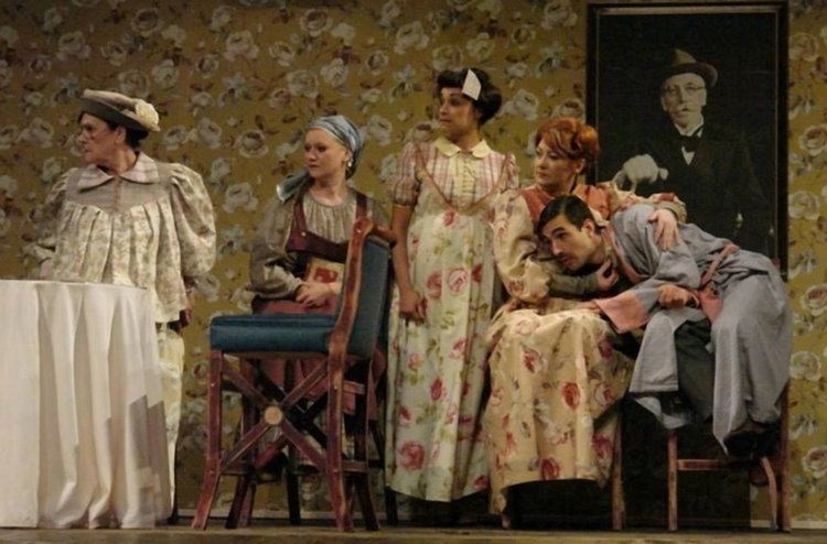 Драматичният театър на Варна гостува в Кърджали със "Свекърва"