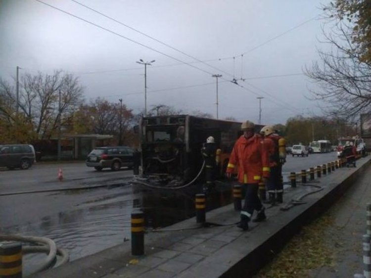 Автобус горя като факла на Орлов мост, няма пострадали