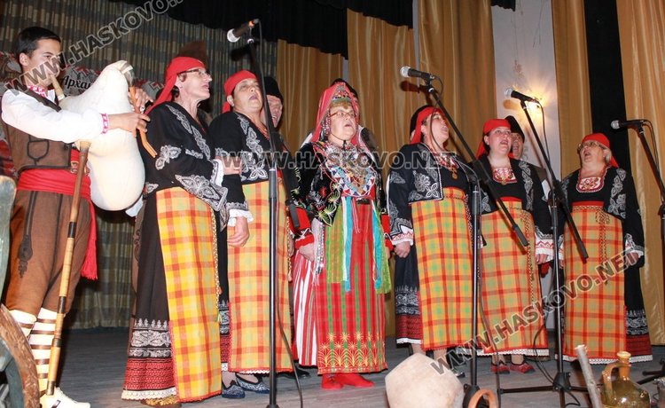 Родопски гайди звучаха от сцената