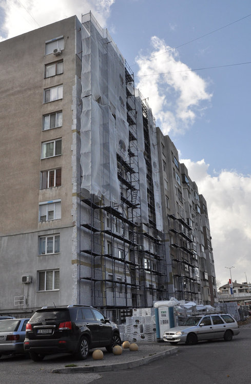 Работници се катерят по скелето при вятър от над 100 km/h