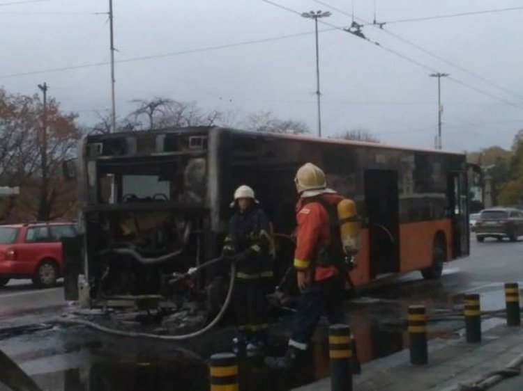 Автобус горя като факла на Орлов мост, няма пострадали