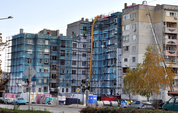 Работници се катерят по скелето при вятър от над 100 km/h