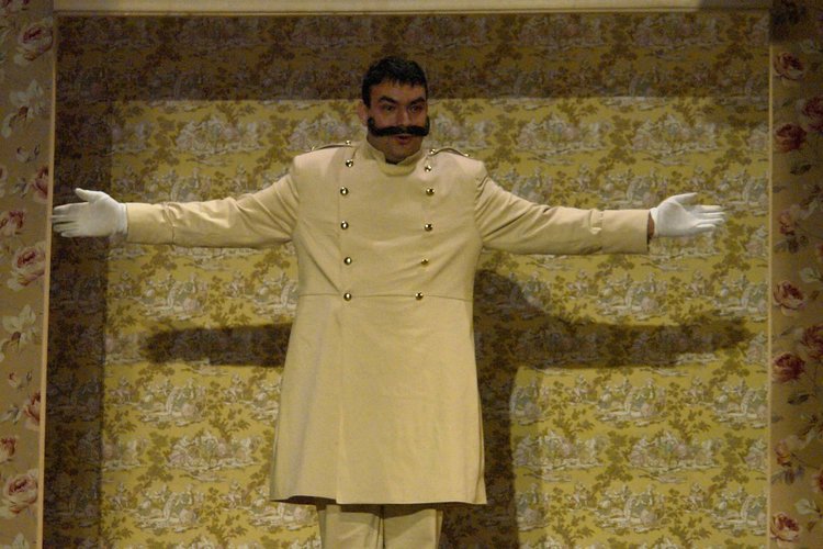 Драматичният театър на Варна гостува в Кърджали със "Свекърва"