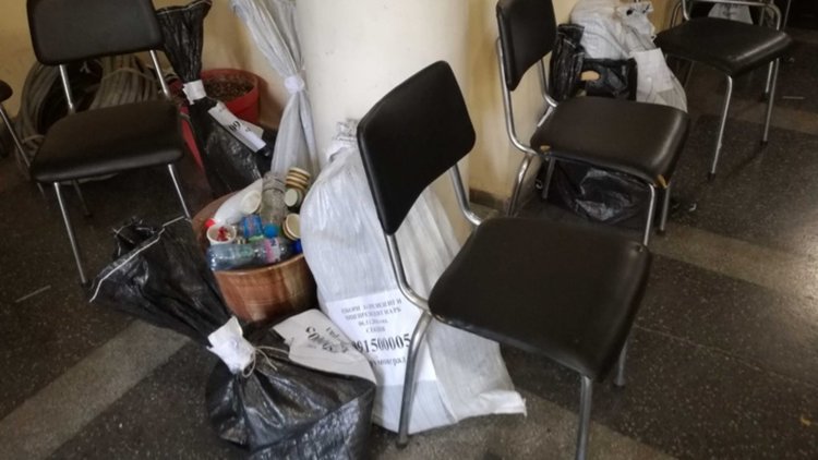 Хора спят по столовете в РИК-Кърджали, чували с бюлетини се въргалят по земята (видео)