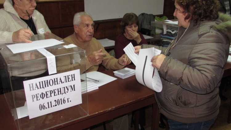 Около 13 000 гласа не достигат, за да стане референдумът задължителен  